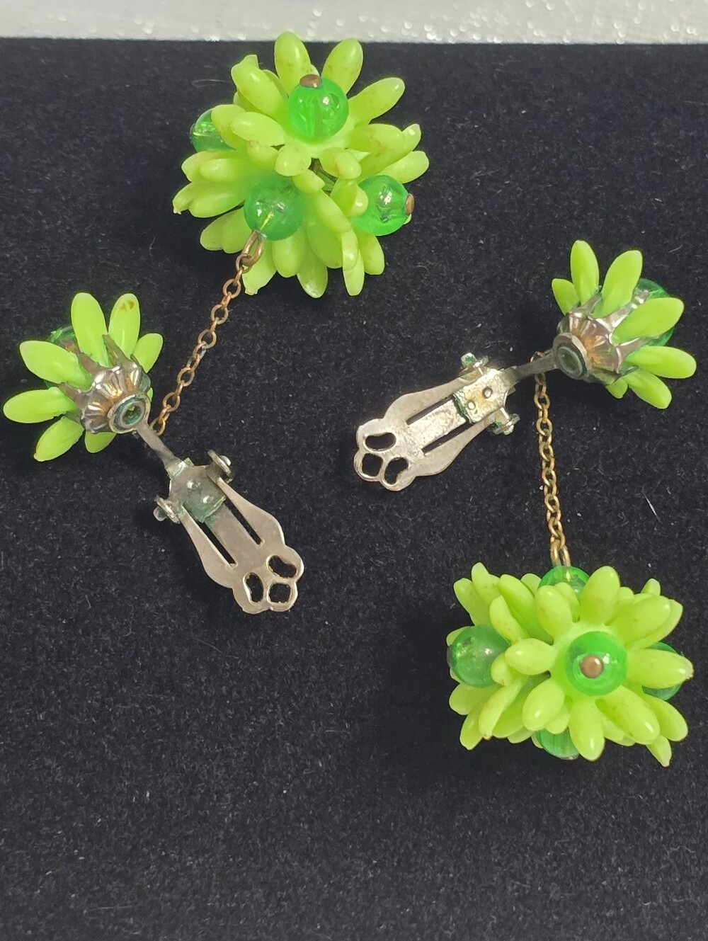 Vintage 60s Neon Green Floral Daisy Dangle Clip-On Kitschy Earrings - Picture 9 of 12